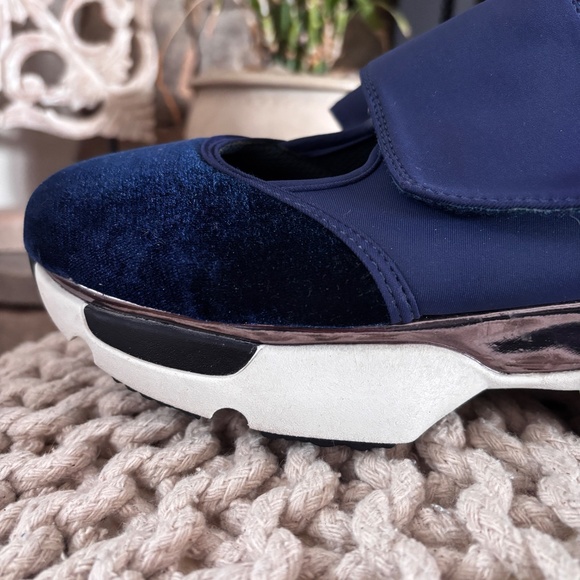 Gioseppo Women's SZ 7 Navy w/ White Sport Casual Happy Collection Velcro Top - Picture 3 of 16